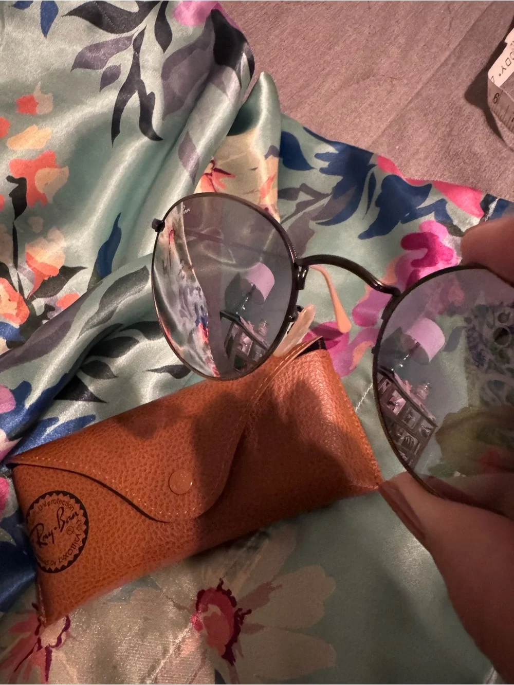 Ray-Ban Round Metal Sunglasses - Antique Gold Frame with Lavender-pink Lense